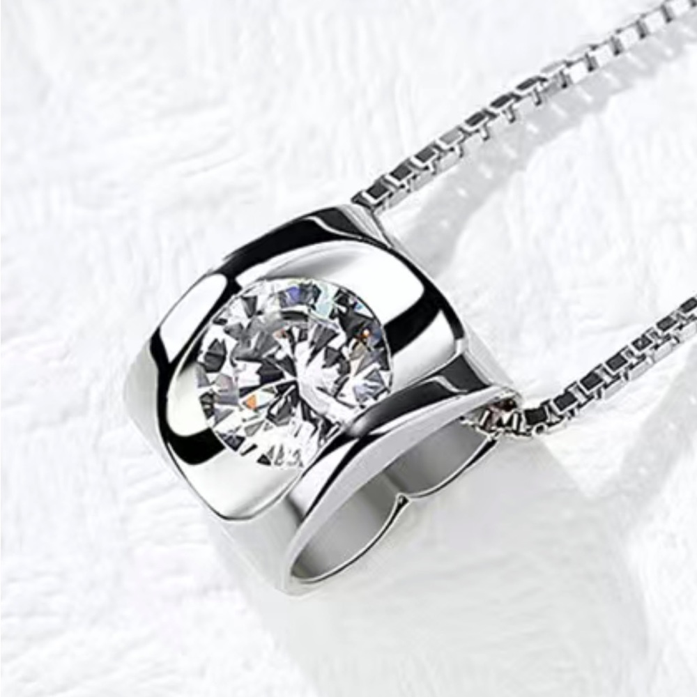 - Beautiful silver necklace.NEW - Picture 2 of 2